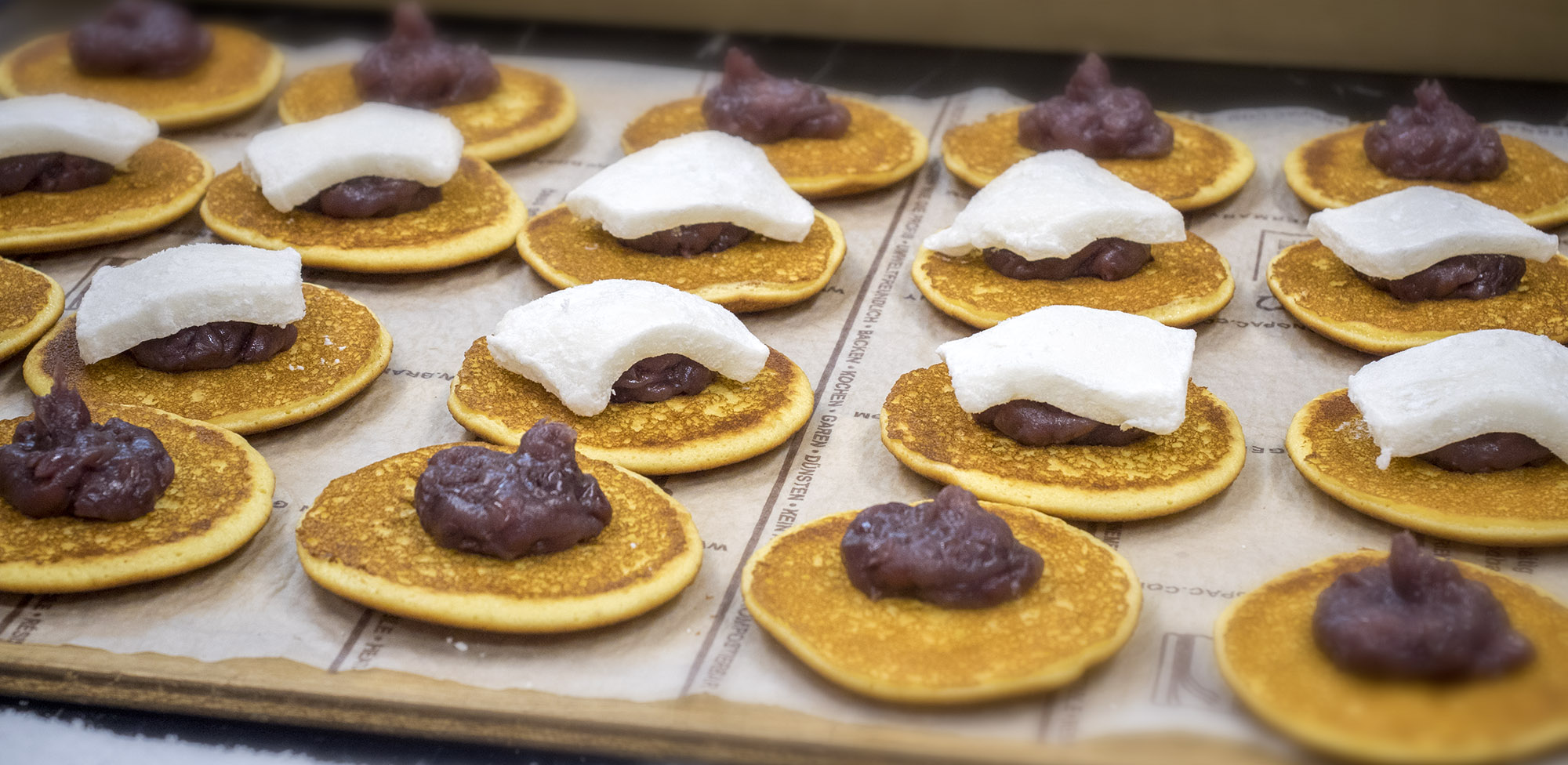 あんことおもちを載せる工程